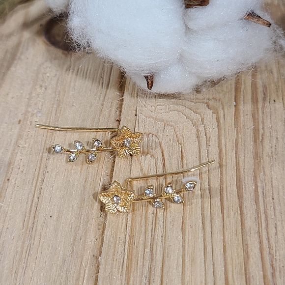 ✨️✨️NEW✨️✨️STUNNING!! FLOWER Ear Climber Earrings with Tiny CZ'S in GOLD Plating - Picture 13 of 14